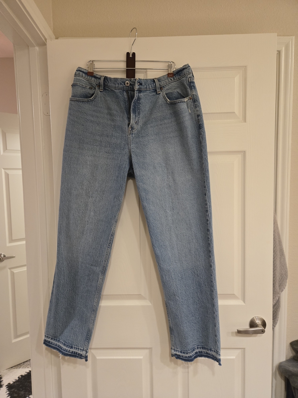 Abercrombie & Fitch Women's Curve Love The 90s Light Blue Straight Leg Jeans